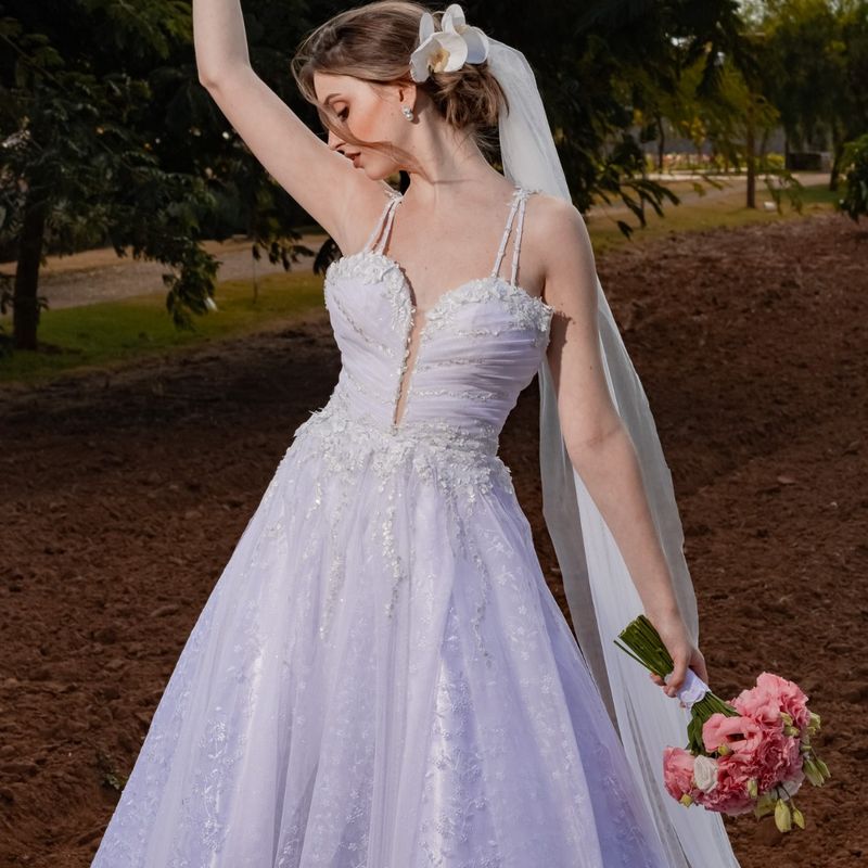Vestido de Noiva Princesa, Decote Profundo, Apliques de Renda 3d, Saia em  Mescla de Saia de Tule e Renda com Brilho Delicado