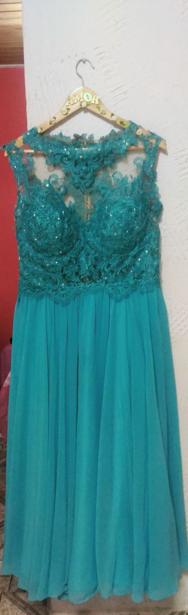 vestido na cor verde tiffany