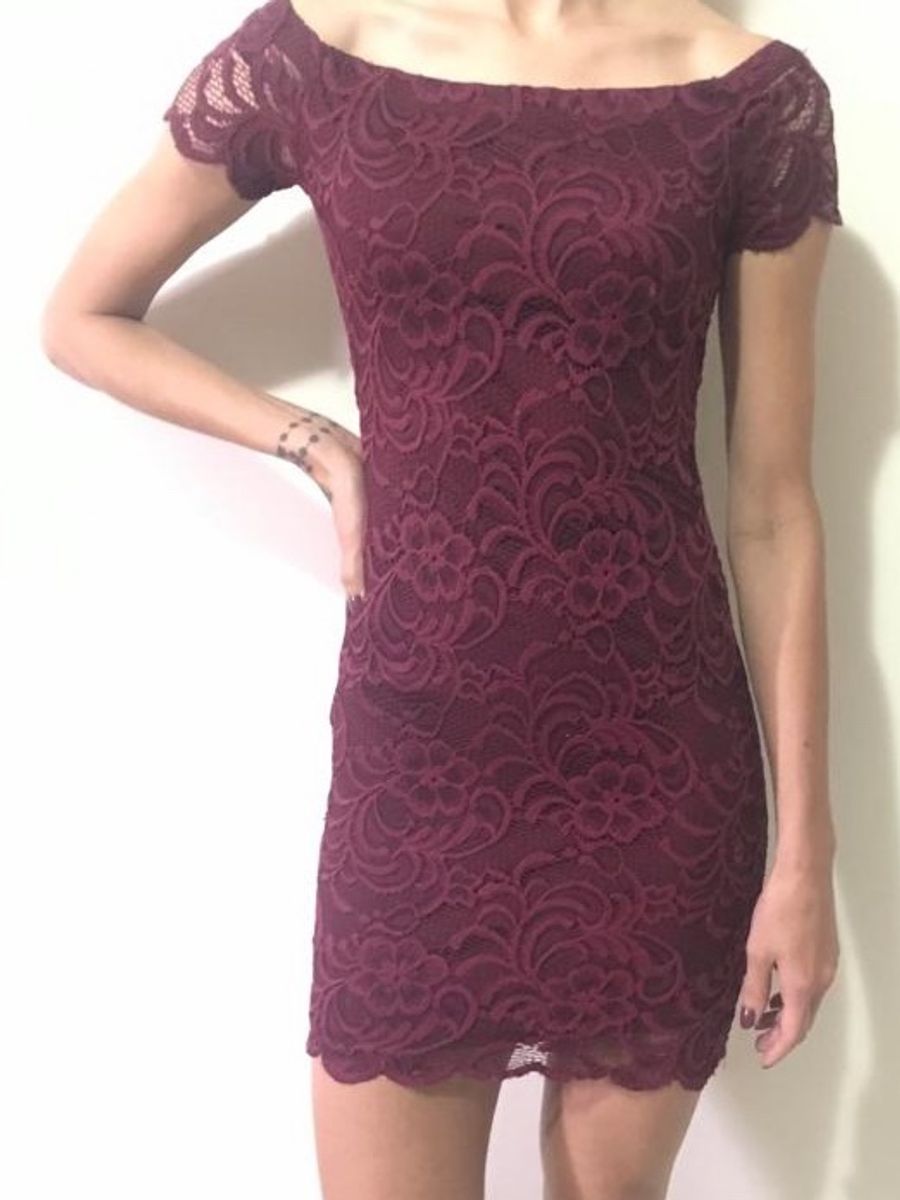 vestido de renda cor de vinho