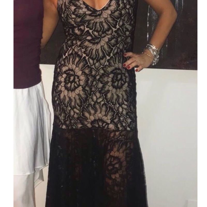 Vestido de renda preto com best sale forro bege