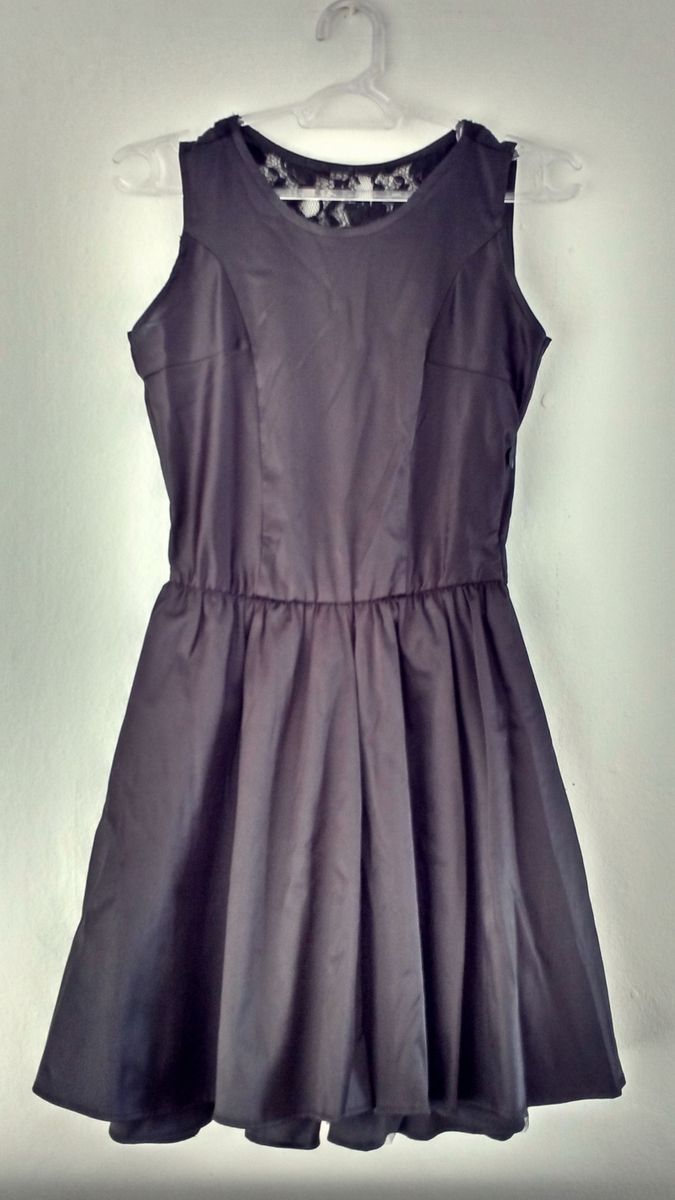 vestido de sarja acetinada com renda