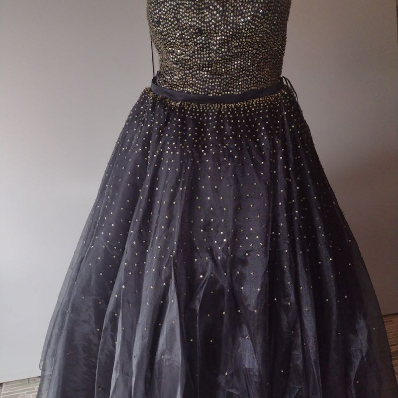 Vestido preto e sales dourado para debutante