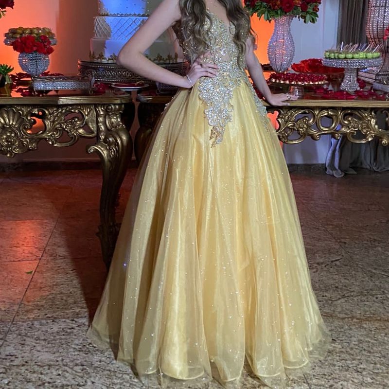 Vestido da bela ea fera deals para debutante