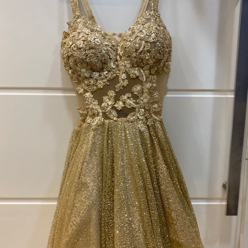 Vestido best sale dourado brilhoso