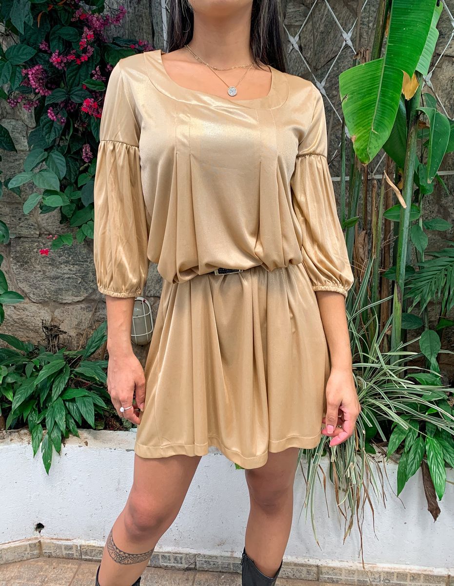 vestido dourado com manga