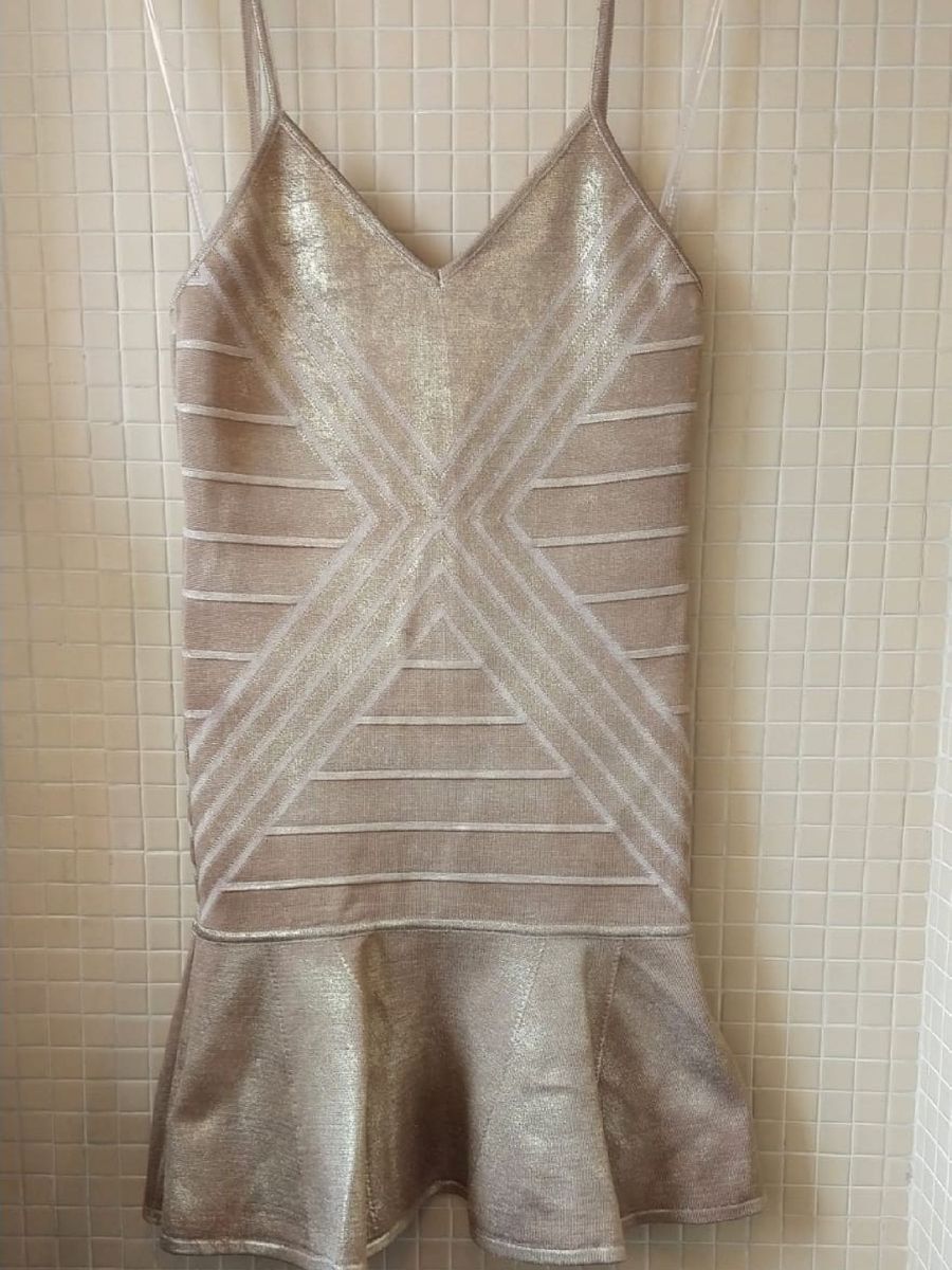 vestido dourado curto colado