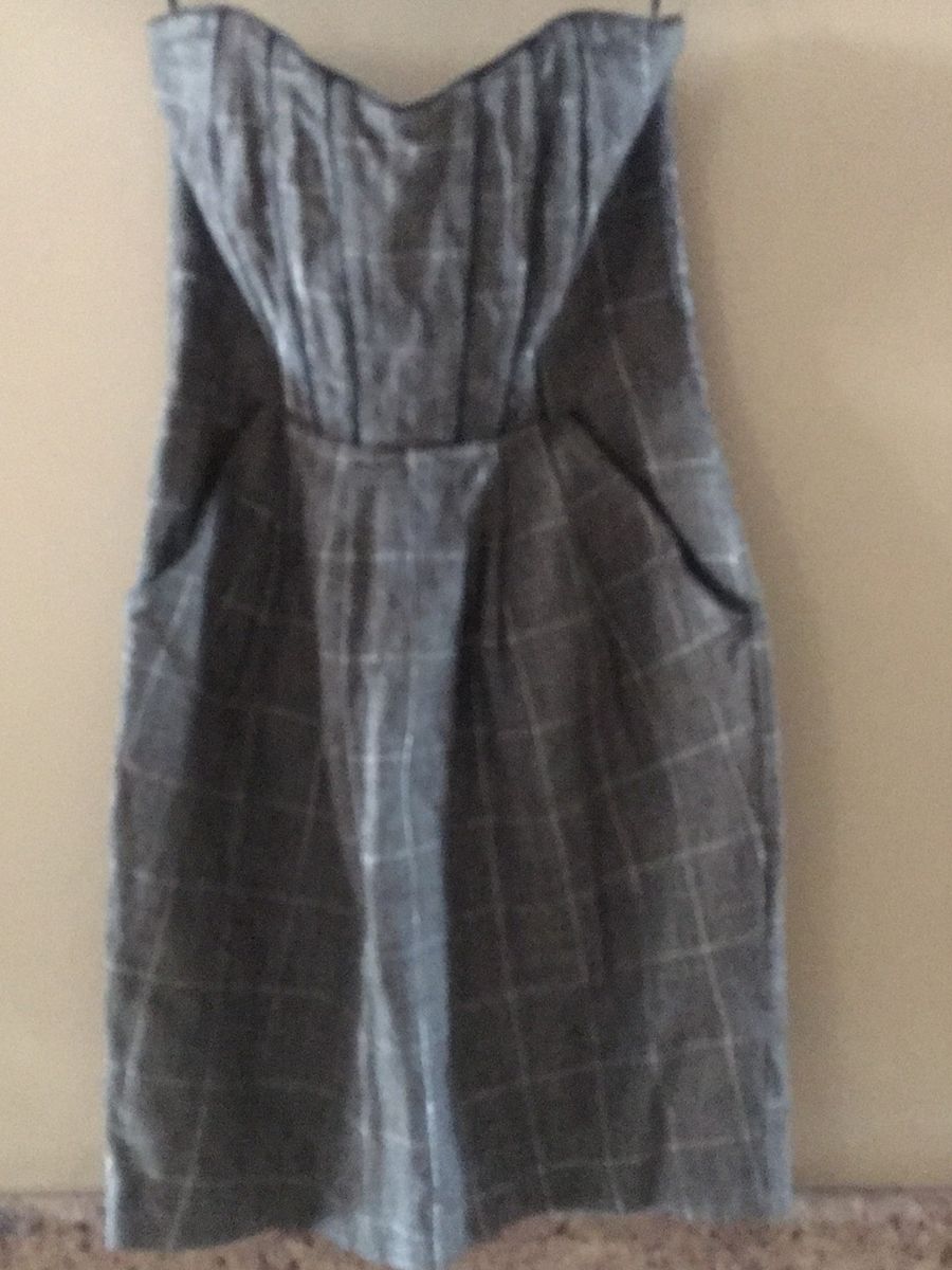 vestido de tecido tipo couro