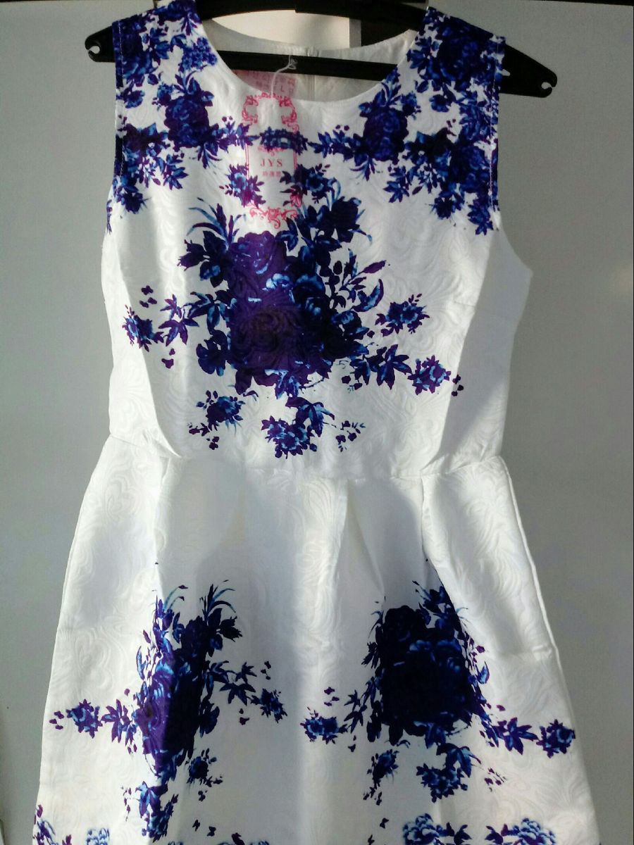 vestido branco com flores azuis