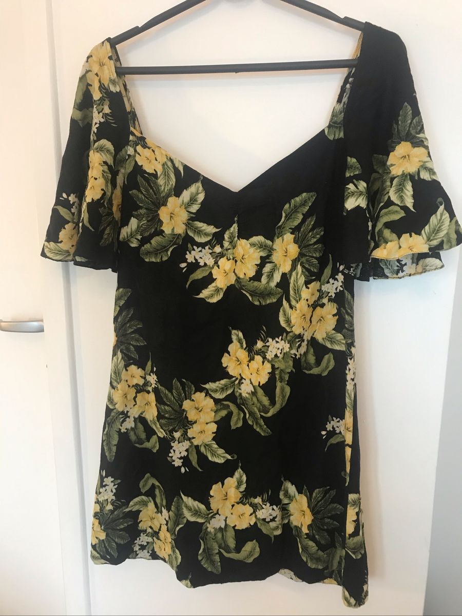 vestido preto com flores amarelas