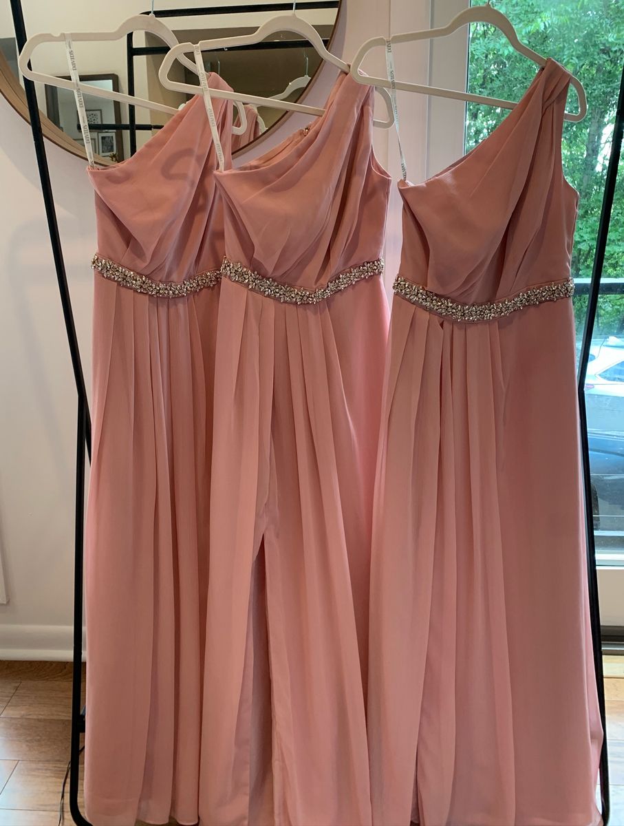 vestido com cinto bordado