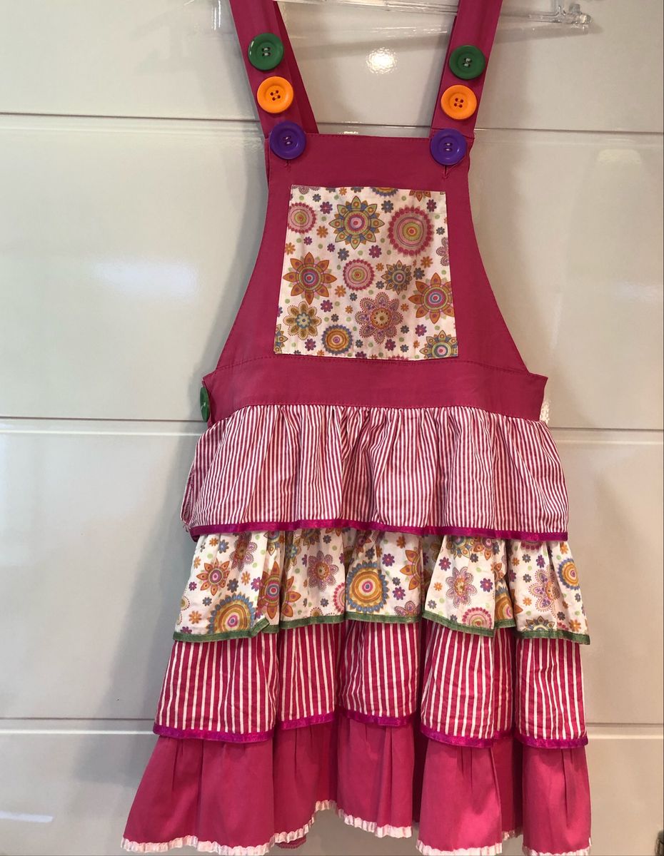 vestido de festa junina estilo jardineira