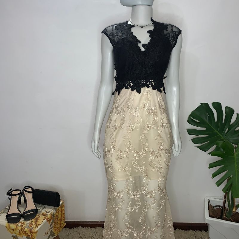 Vestido dourado com renda preta hot sale por cima