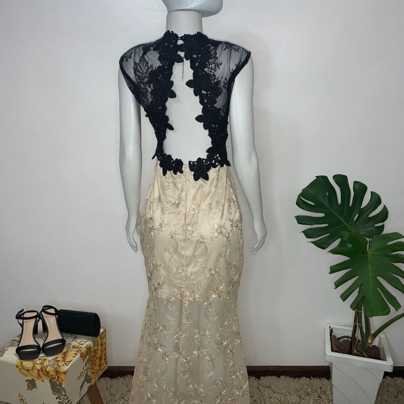 Vestido dourado com renda preta best sale por cima