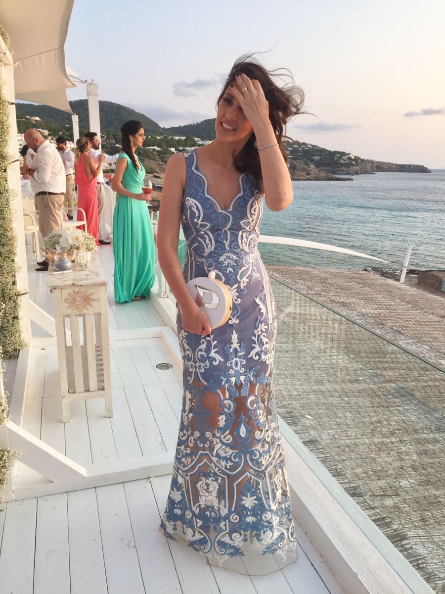 vestido de festa azul com renda