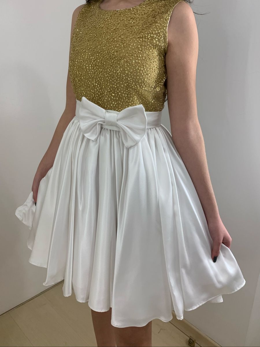 vestido branco com cinto dourado