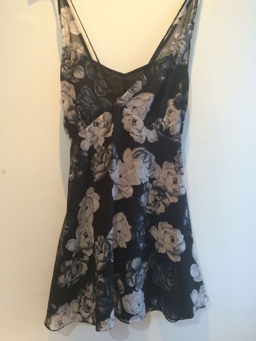 vestido floral preto - vestidos loja três