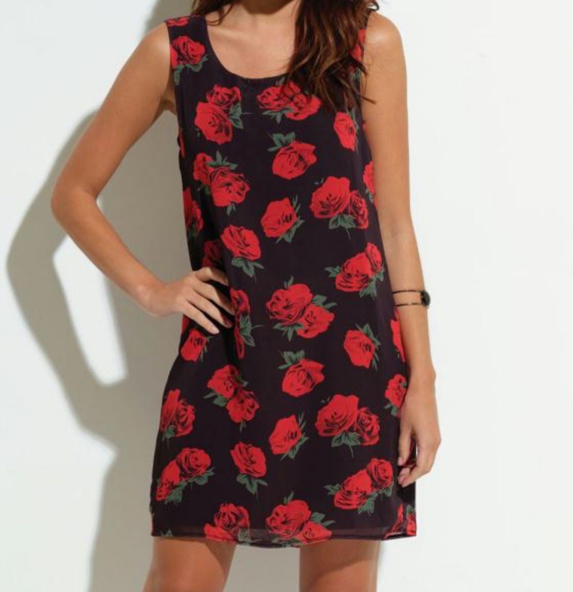 vestido com estampa de rosas vermelhas