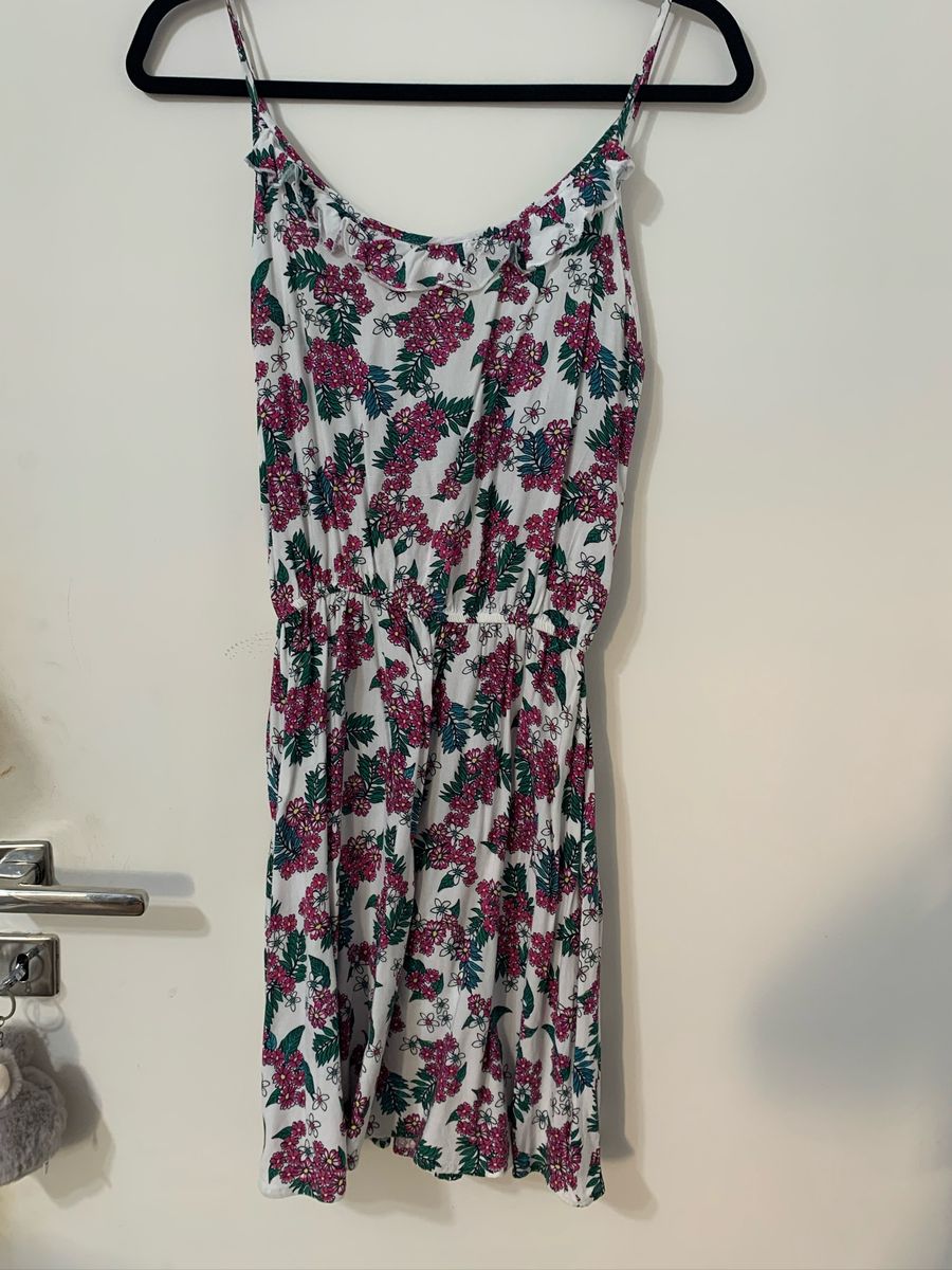 vestido florido com fundo branco