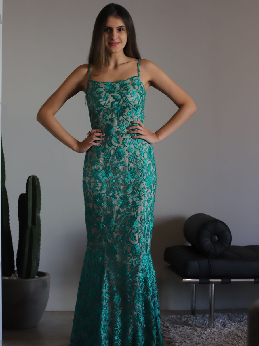 vestido sobreposto com renda