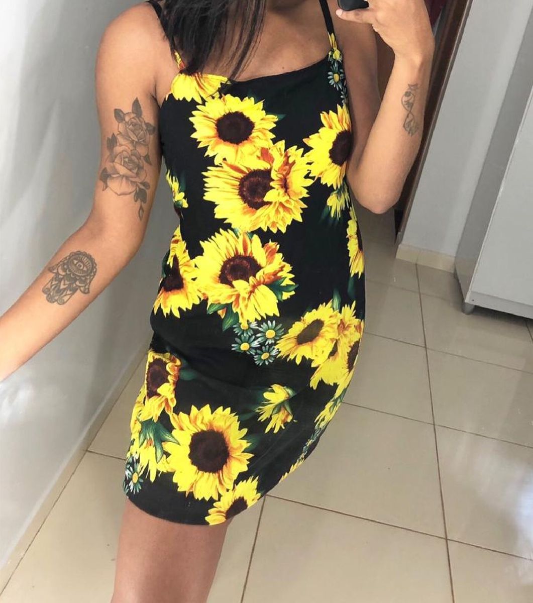 vestido preto com girassol