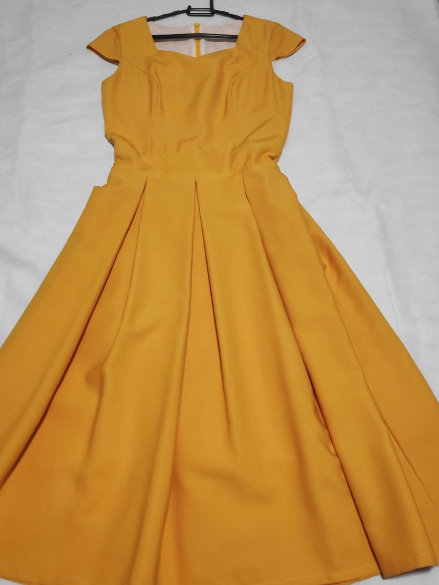 vestido de crepe amarelo