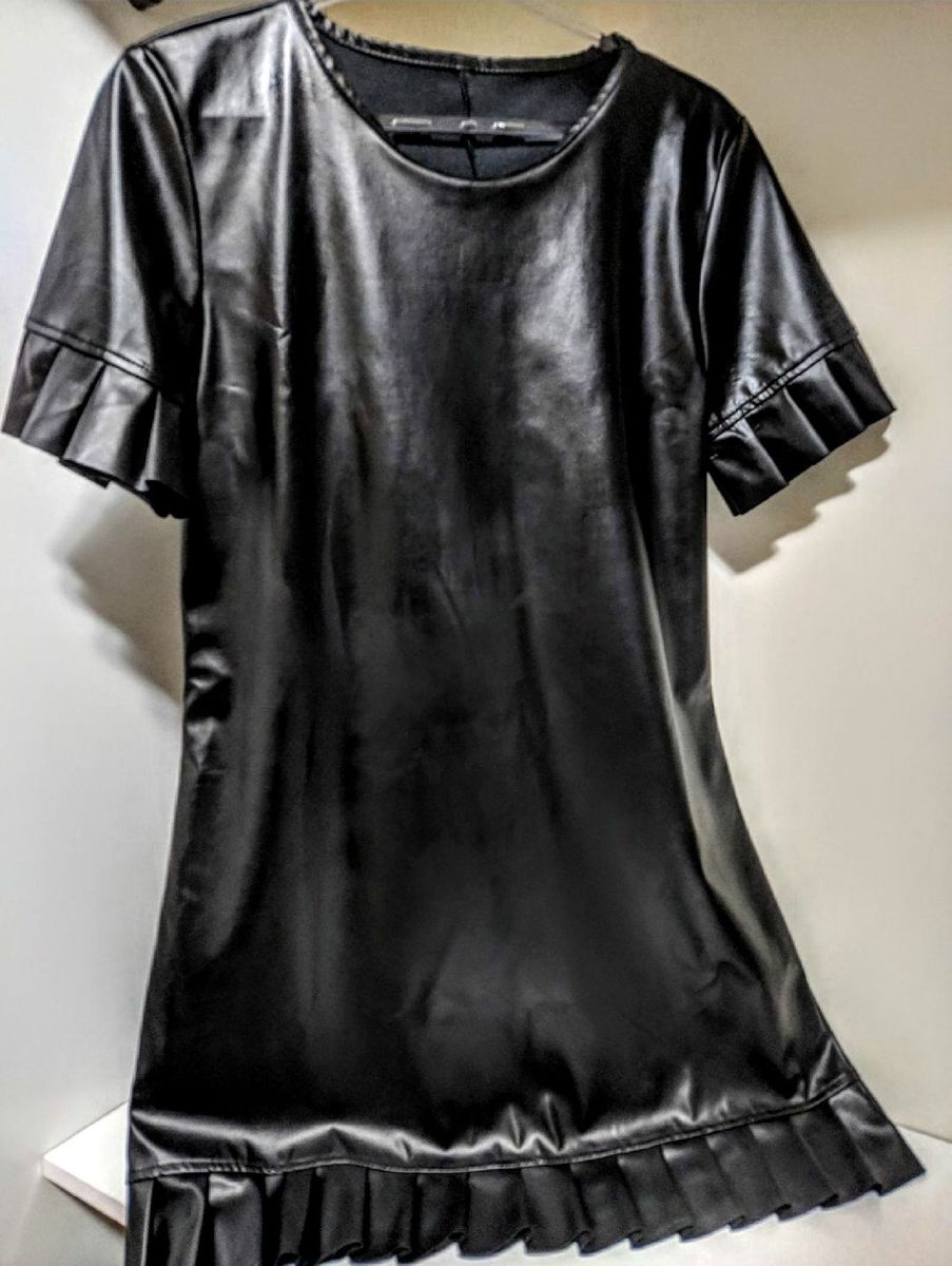 vestido imitando couro