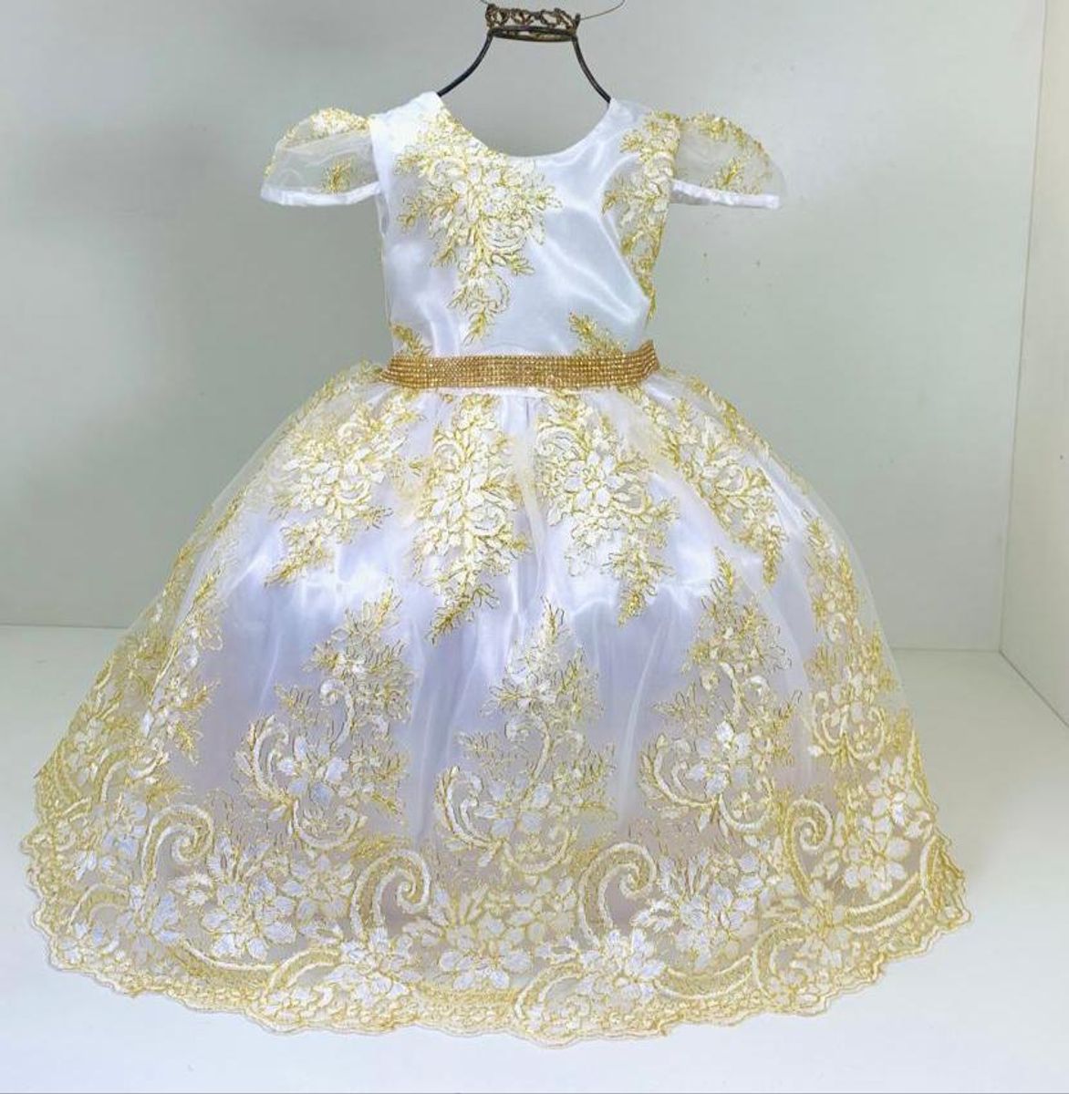 Vestido daminha branco com 2024 dourado