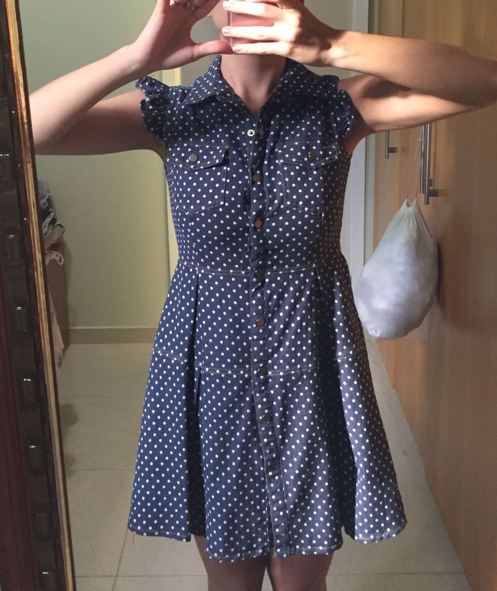 vestido de bolinha branca