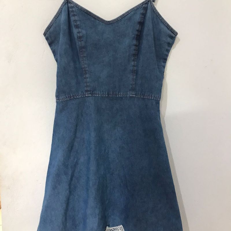 Vestido jeans com store barra de renda