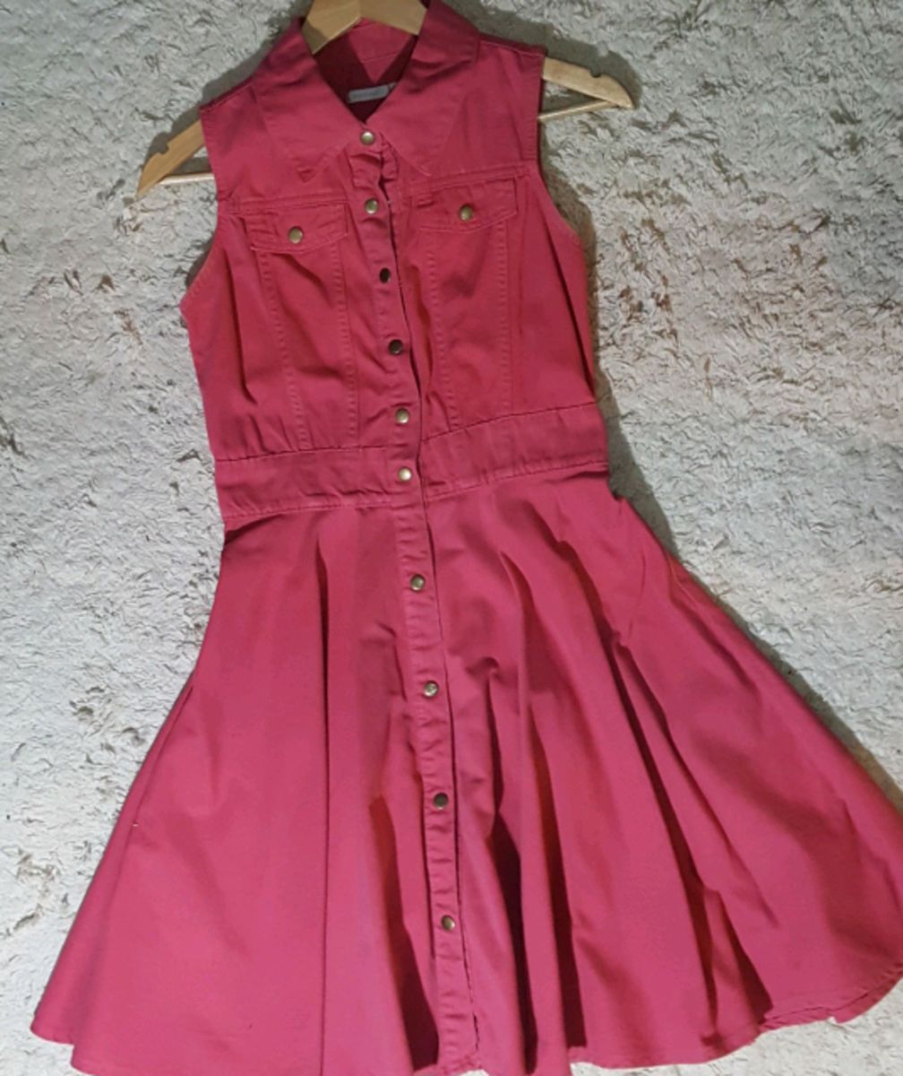 vestido com tenis e jaqueta jeans