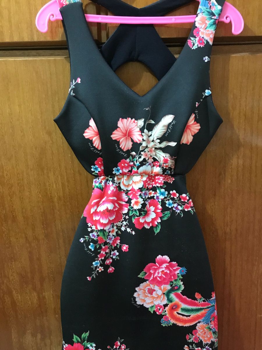 vestido justo estampado curto