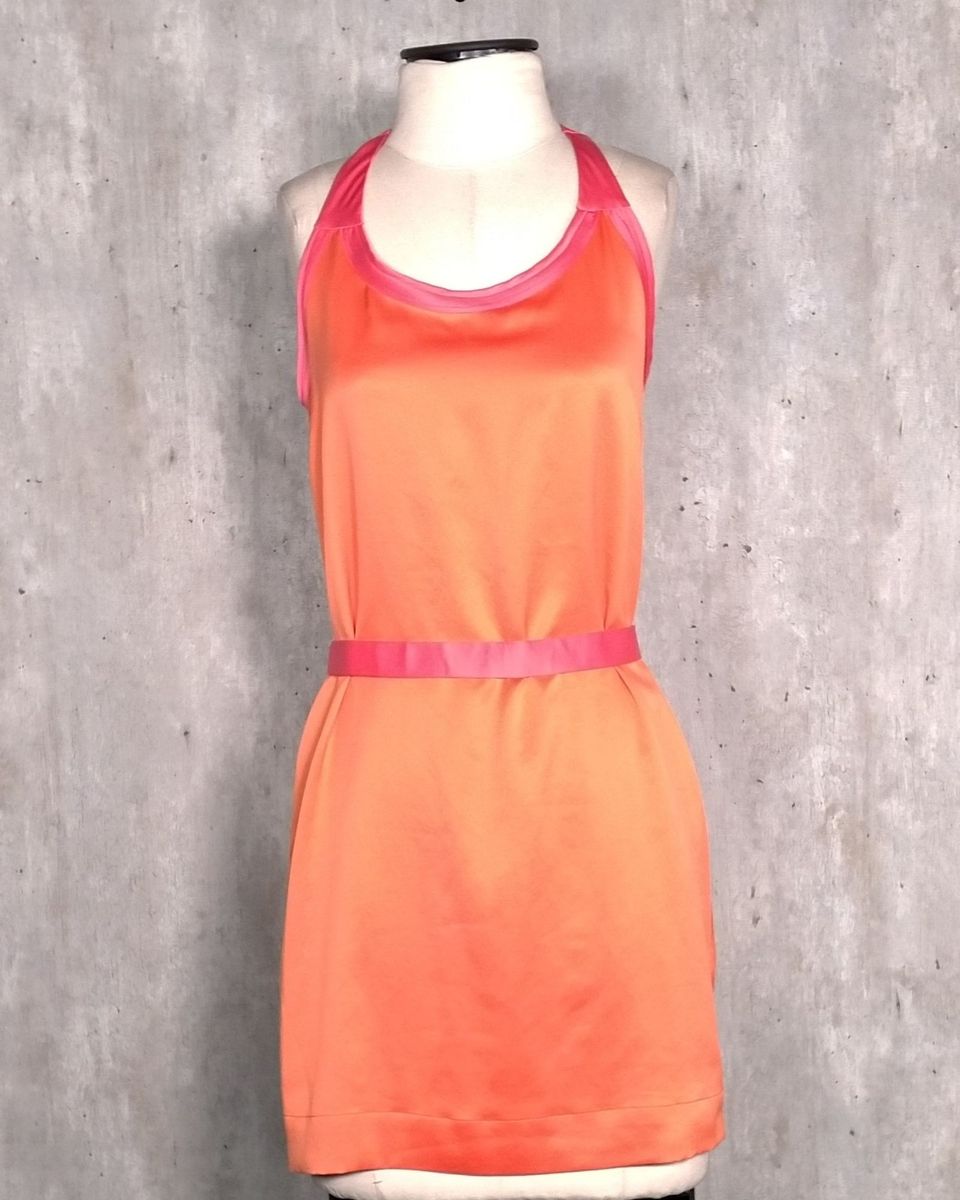 vestido laranja e rosa