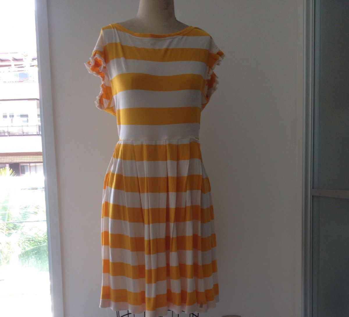 vestido listrado amarelo