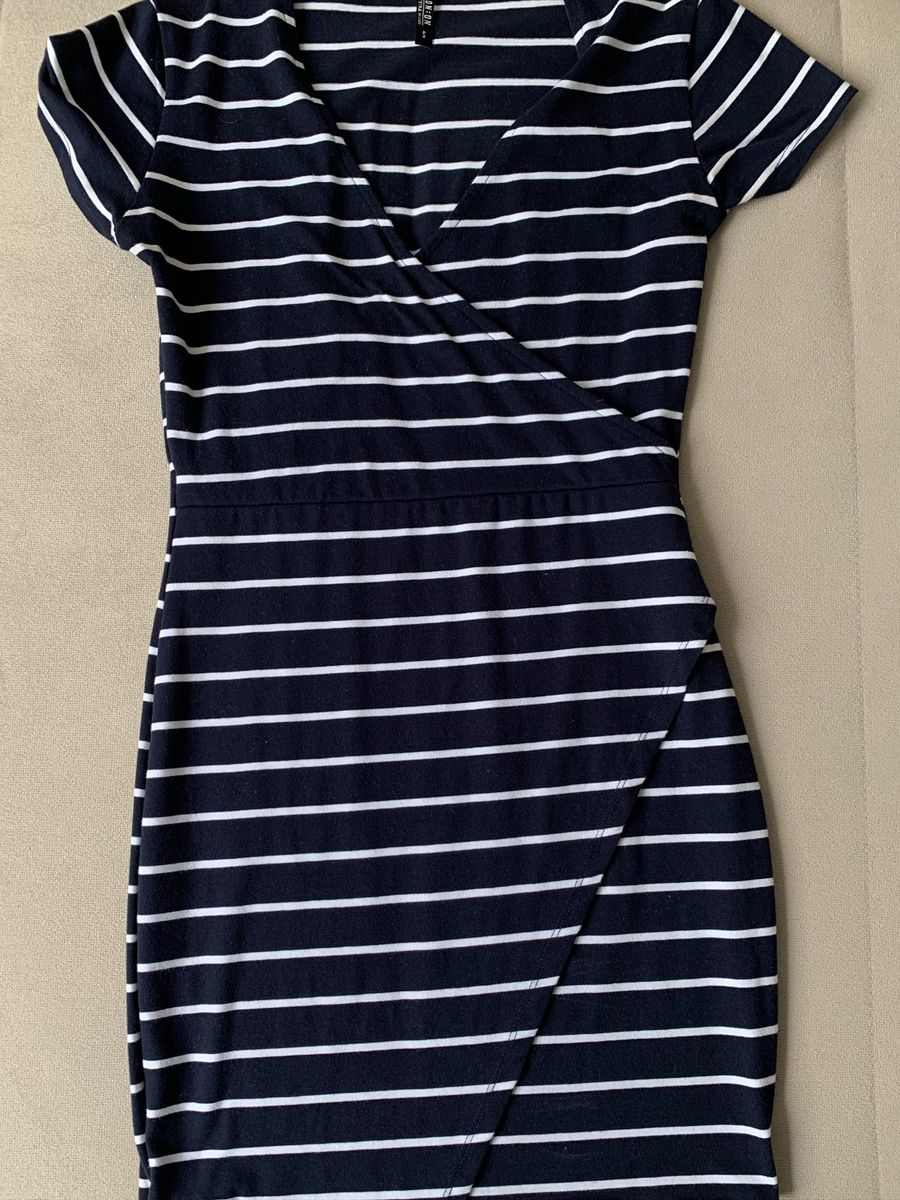 vestido listrado azul marinho e branco