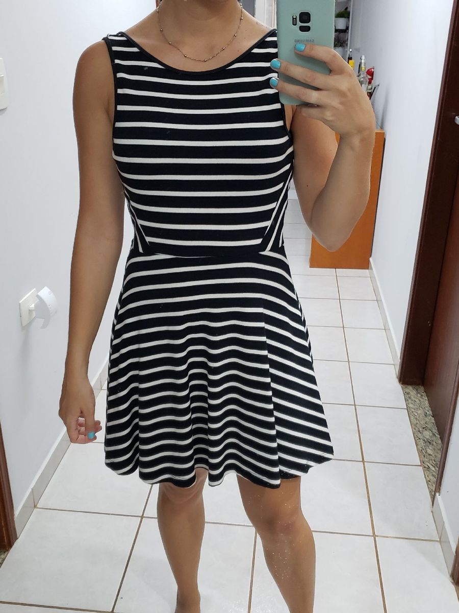 vestido listrado curto preto e branco