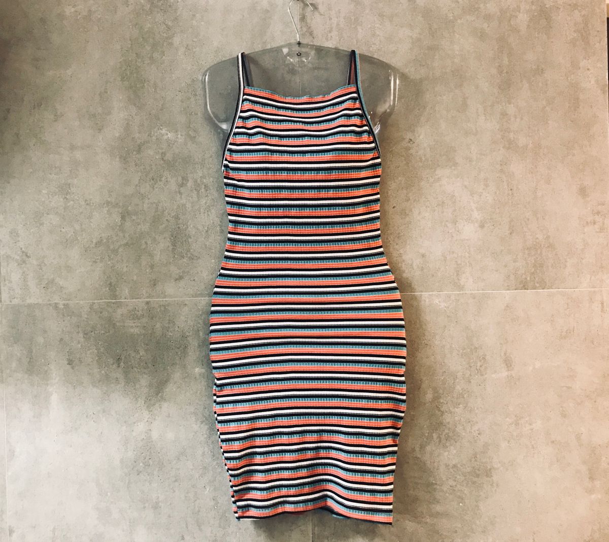 vestido midi listrado colorido