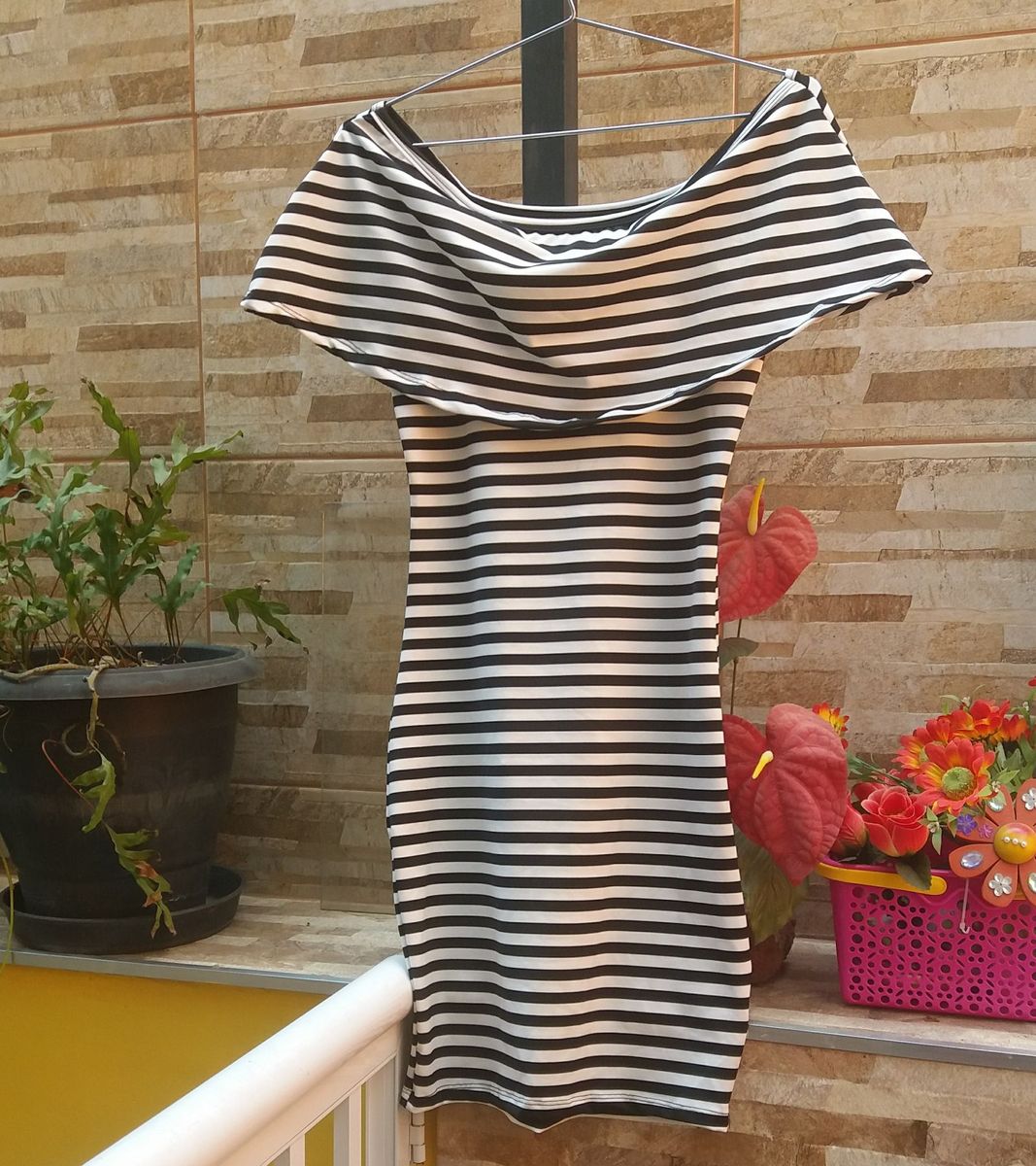 vestido listrado preto e branco curto