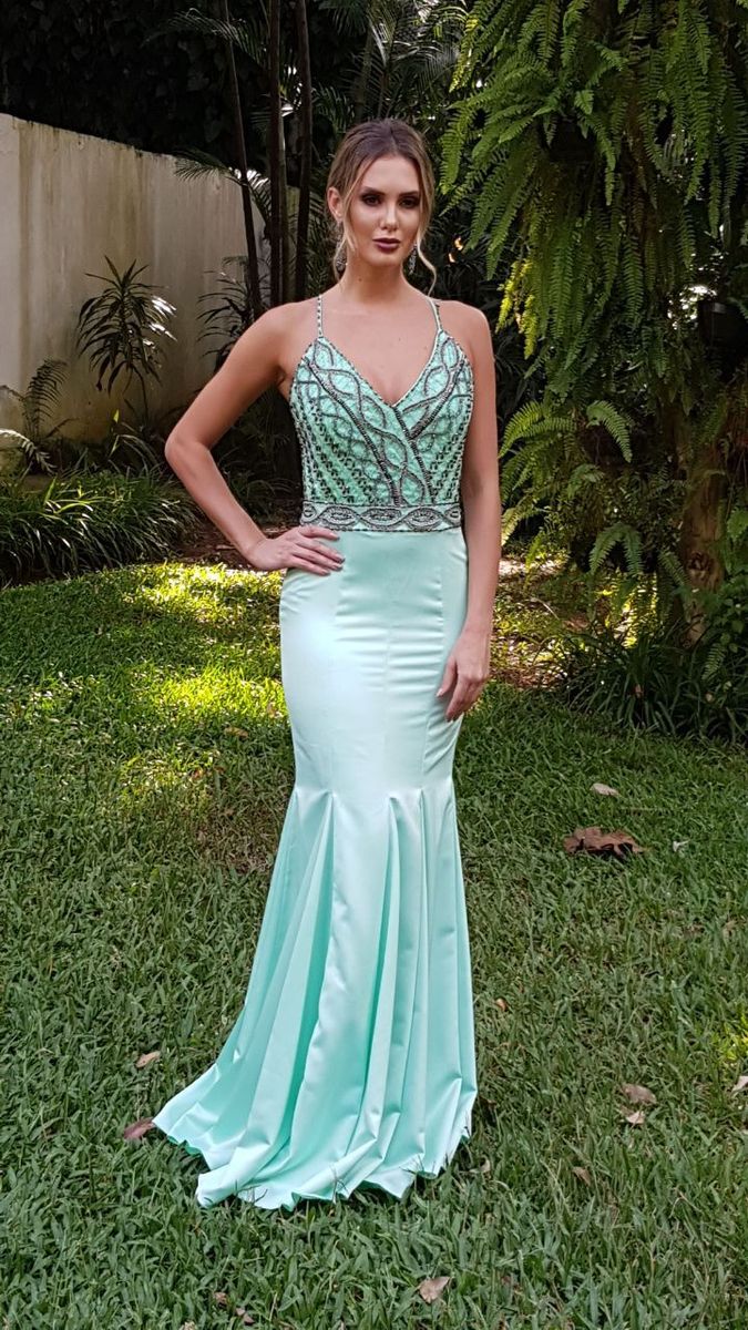 vestido de cetim com tule bordado