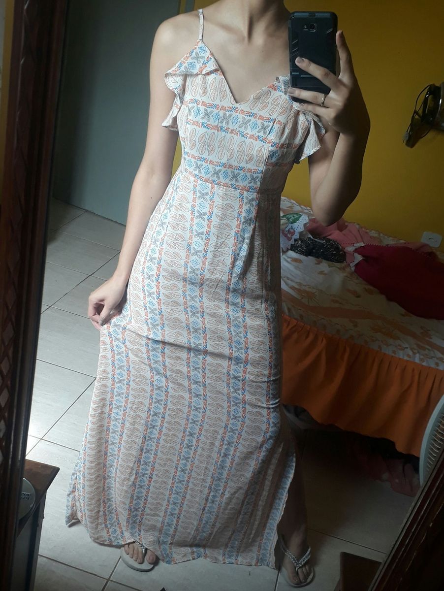 vestido longo com racho na perna