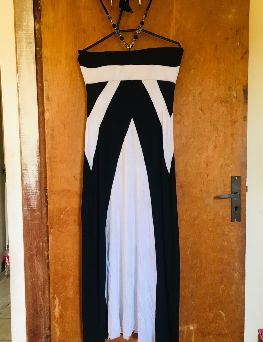 vestido com alça no pescoço