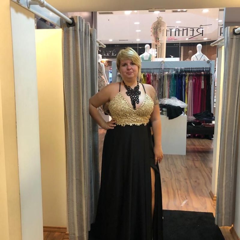 Vestido de festa preto com store dourado longo