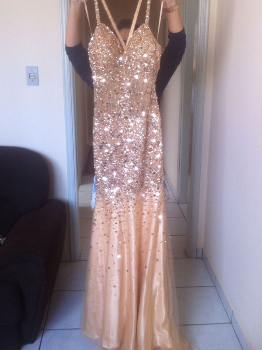 vestido com brilho dourado