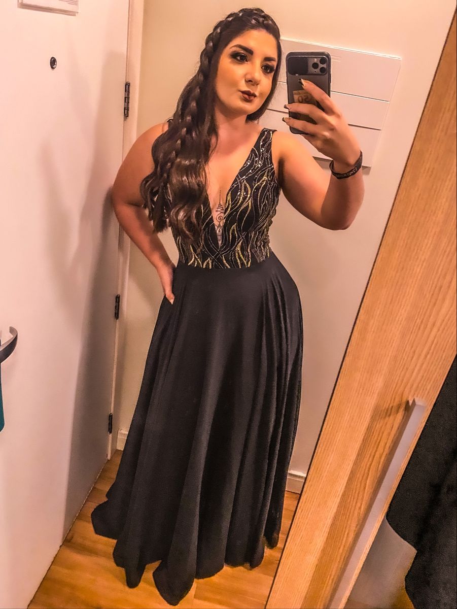 Vestido preto com detalhes sales dourado