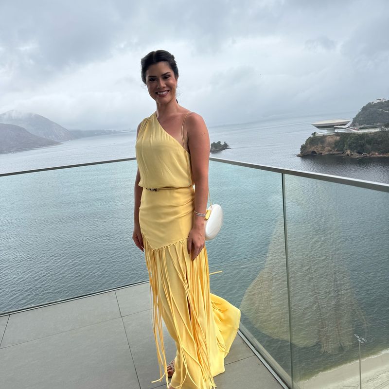 Vestido Longo de Georgette Um Ombro Só Amarelo com Fenda e Franjas