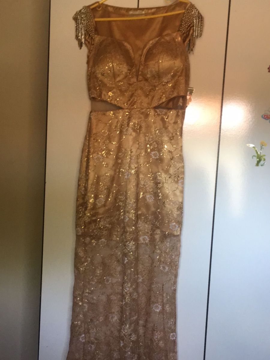vestido dourado com renda