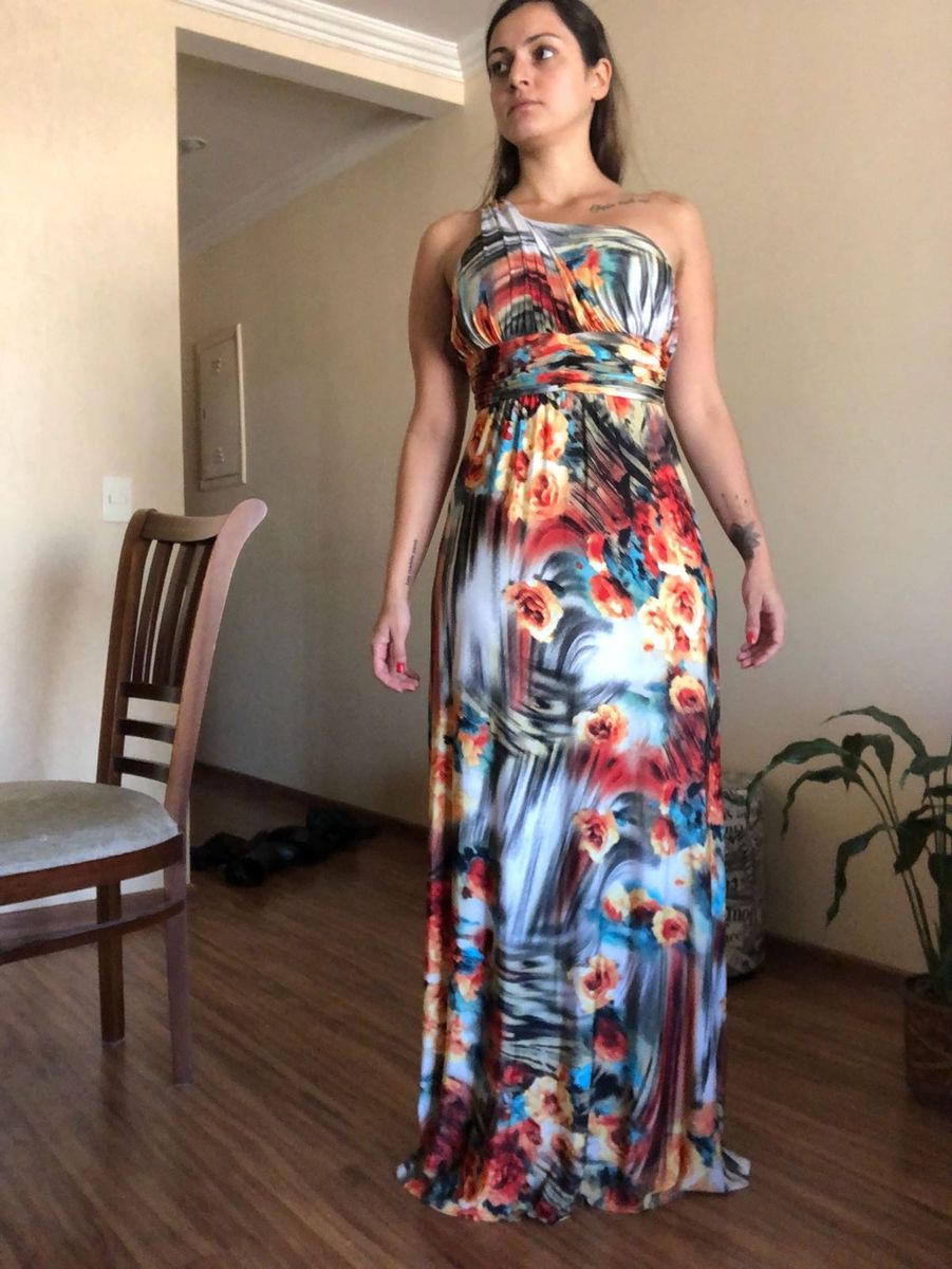 vestido colado e curto