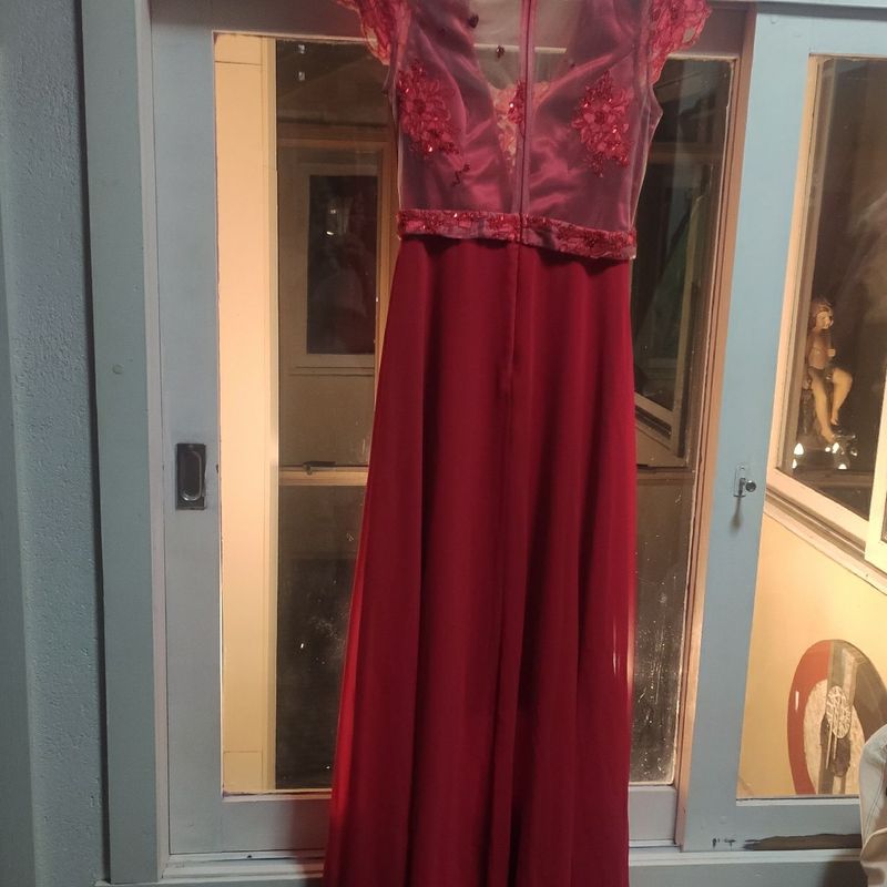 Vestido Longo. Pode Ser Usado em Baile de Gala. com Renda e