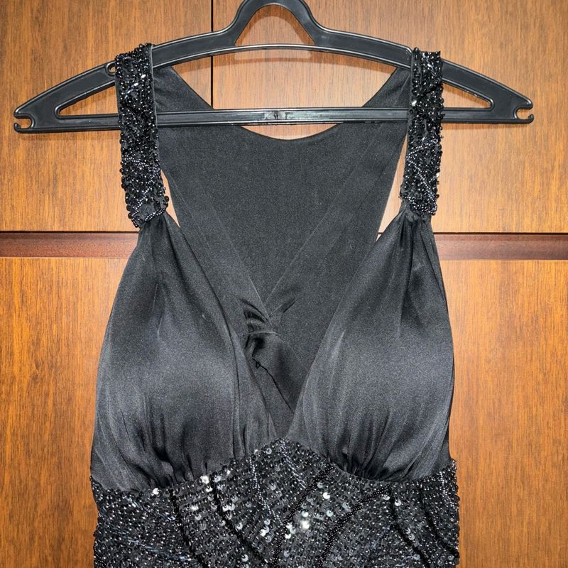 Vestido Longo Preto, com Bordado de Pedras e Paetês No Busto e Nas