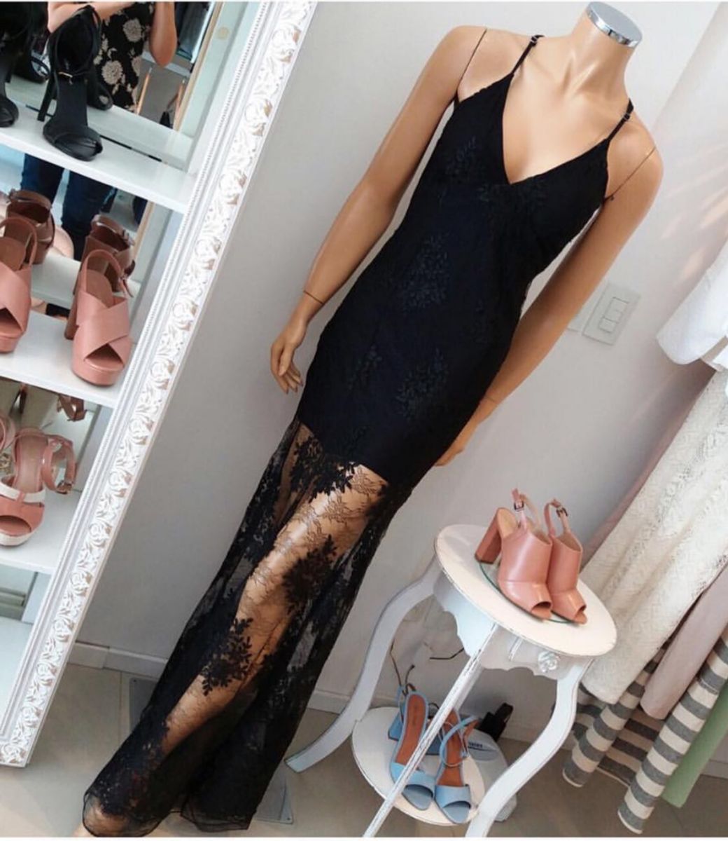 vestido longo transparente nas pernas