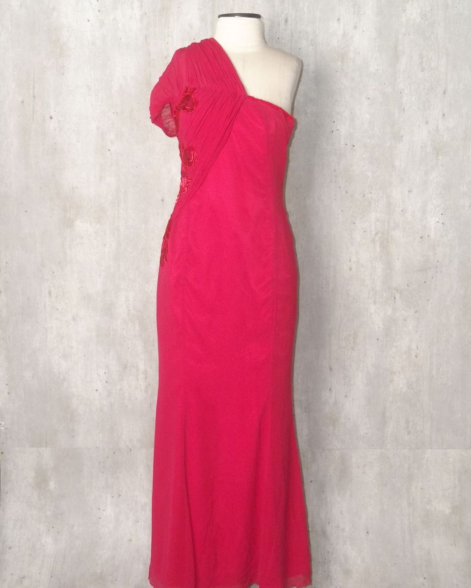 vestido longo vermelho de um ombro só